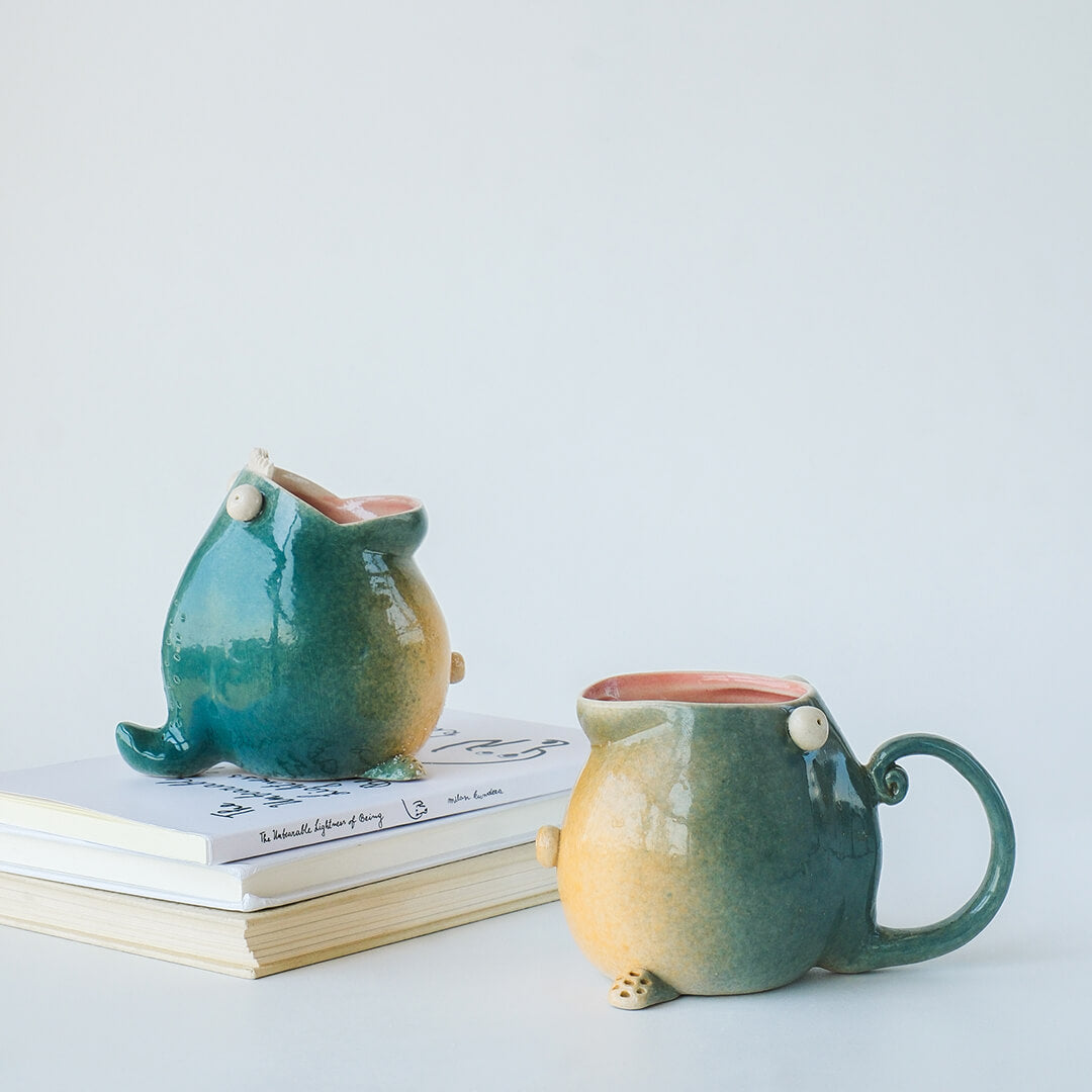 Compact pencil holder for small desk space 