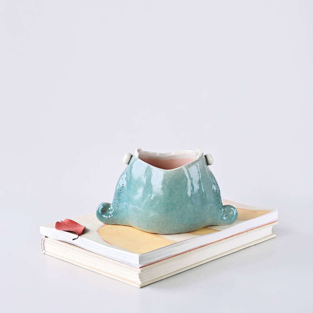 Ceramic sponge holder with drainage hole for drying sponge