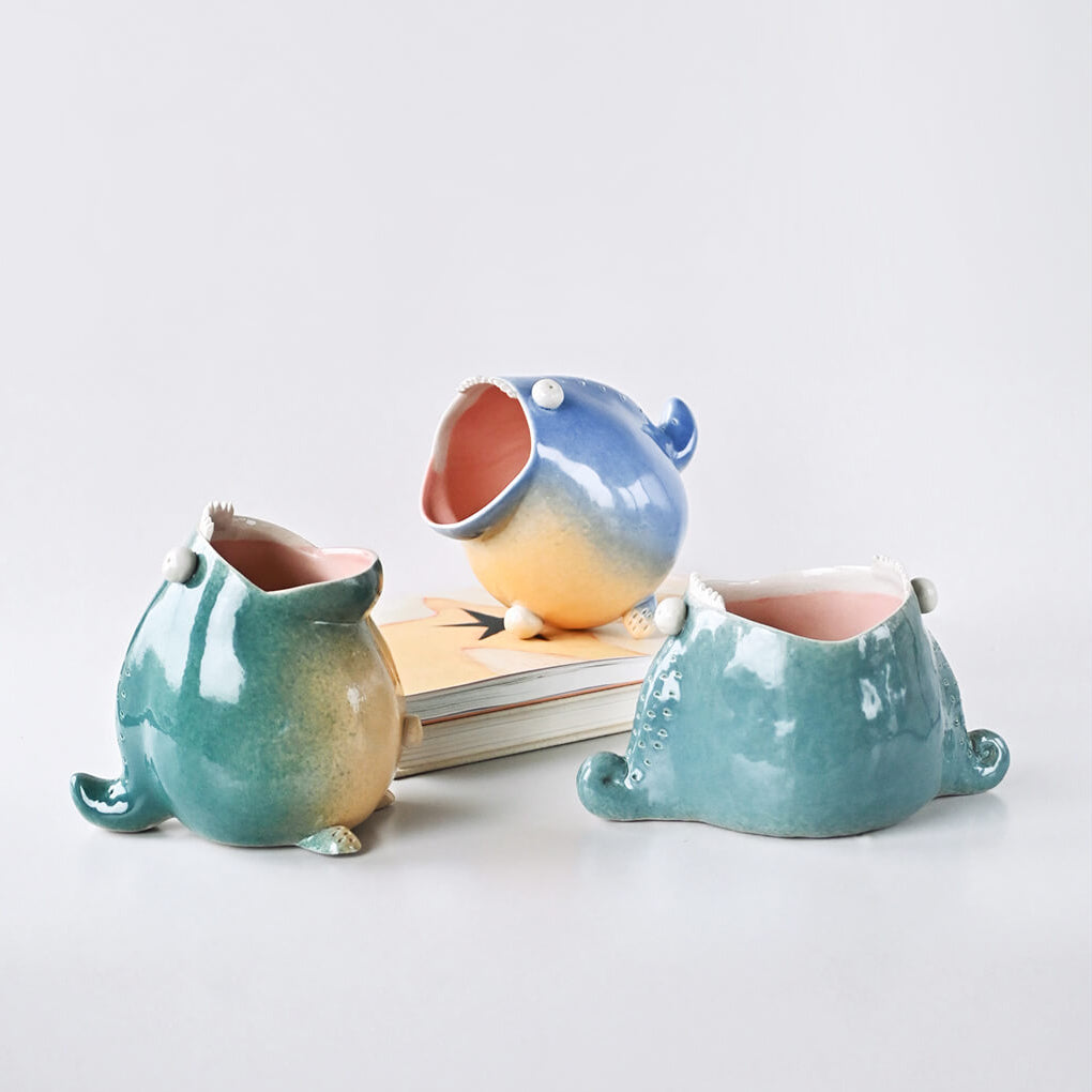 Compact sponge holder for small kitchen sink space